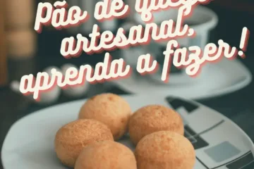 Um prato com quatro pães de queijo. Texto de receita de pão de queijo da queijista laís novoa