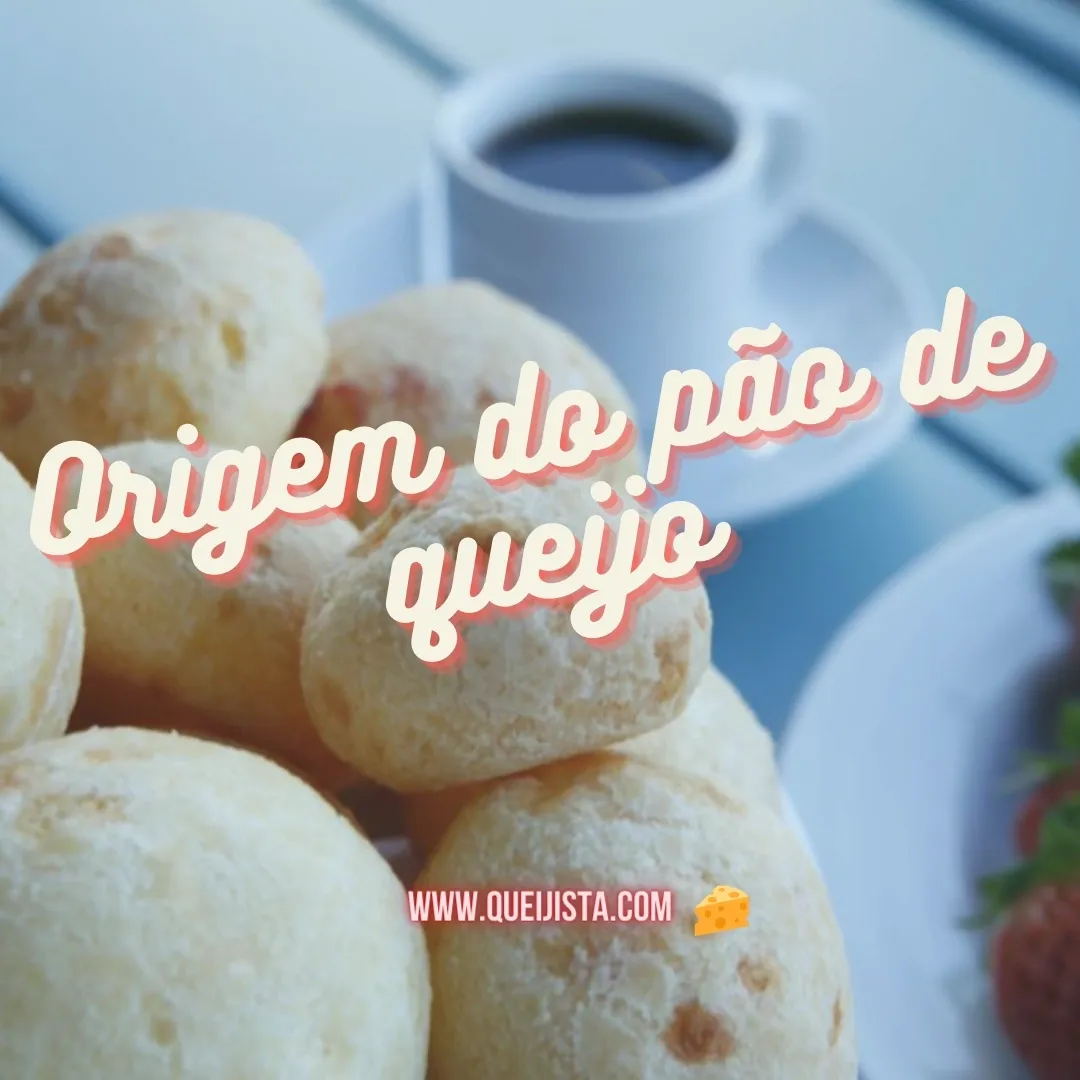 Pães de queijo em primeiro plano com uma xícara de café ao fundo