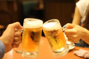 Brinde com dois copos de chopp gelado, ilustrando a diferença entre cerveja e chopp