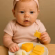 bebê reborn comendo queijo
